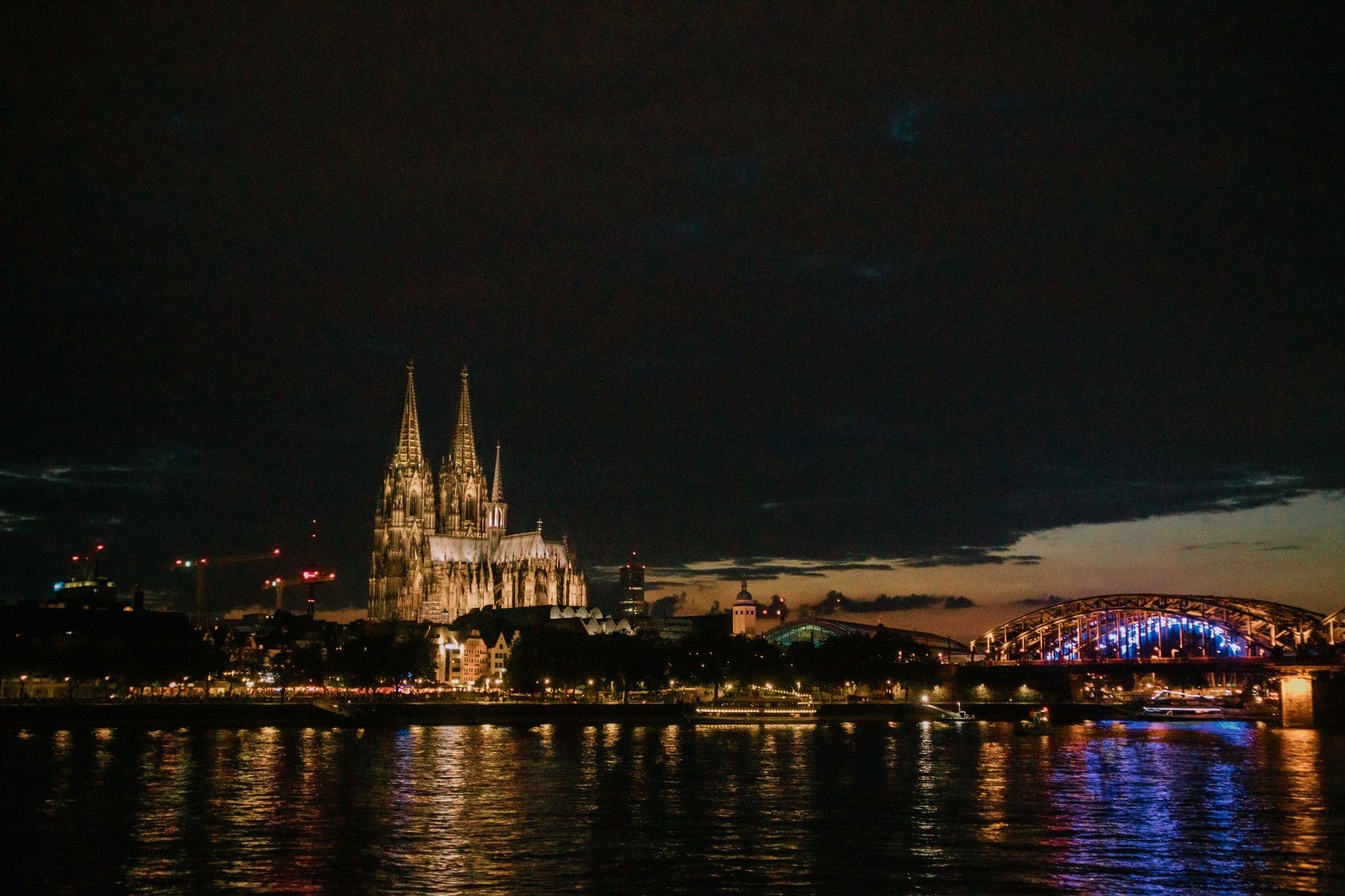 Kölner Skyline mit Dom und Hohenzollernbrücke bei Nacht