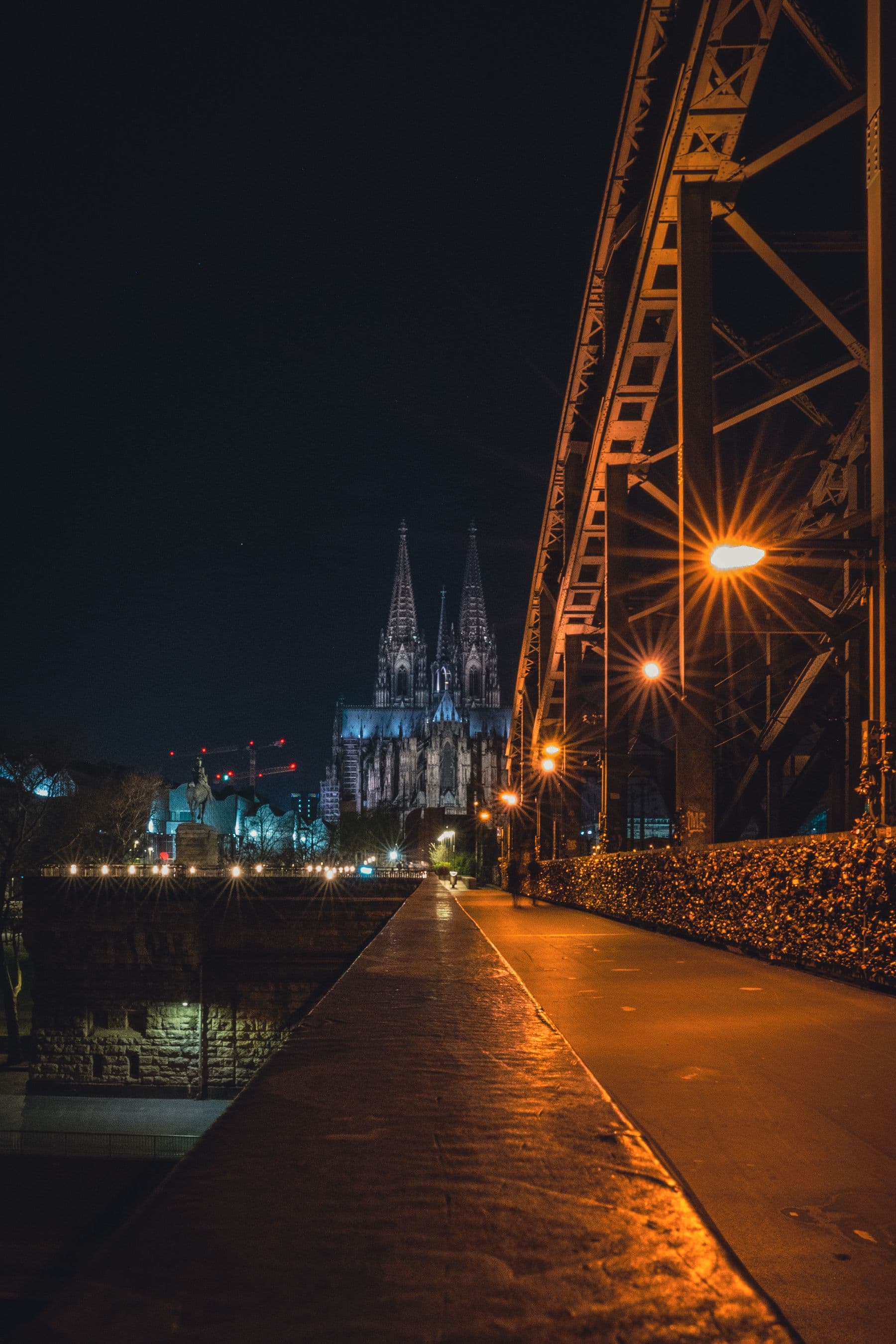Blick auf den Kölner Dom bei Abendlicht