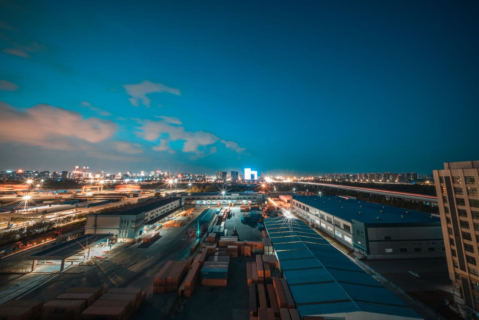 Beleuchtetes Industrie- und Logistikareal bei Nacht